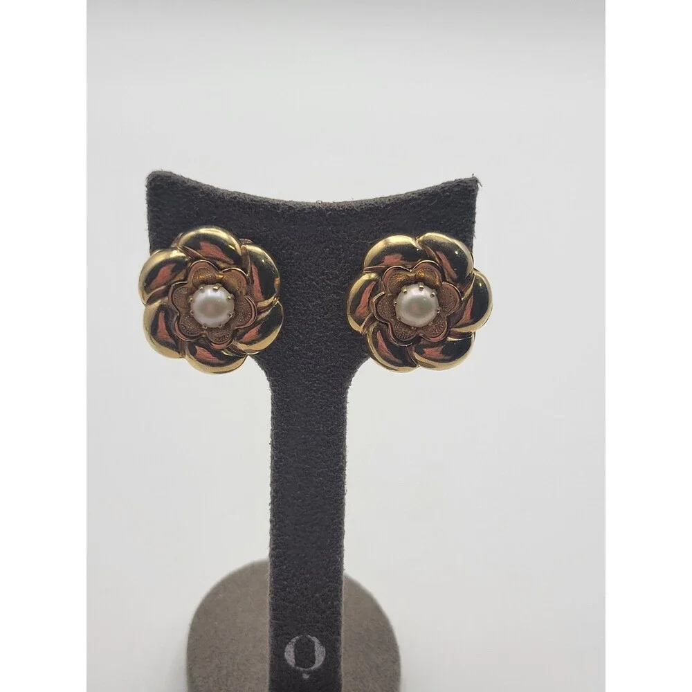 Vintage Gold tone Flower With Faux Pearl Clip on earrings